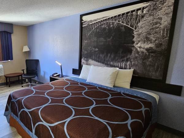 1 King Bed, Non-Smoking